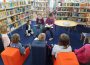 Waldschülerinnen lesen beim Mäusefest in der Stadtbücherei