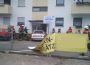 Feuerwehr sichert Eingangstür nach Verkehrsunfall
