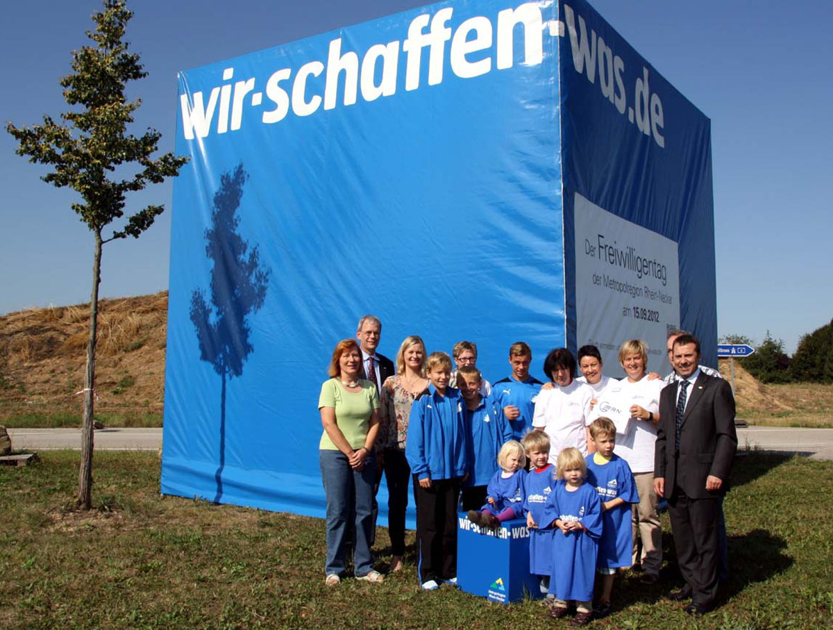 Freiwilligentag: Blauer Riesen-Würfel macht Station …