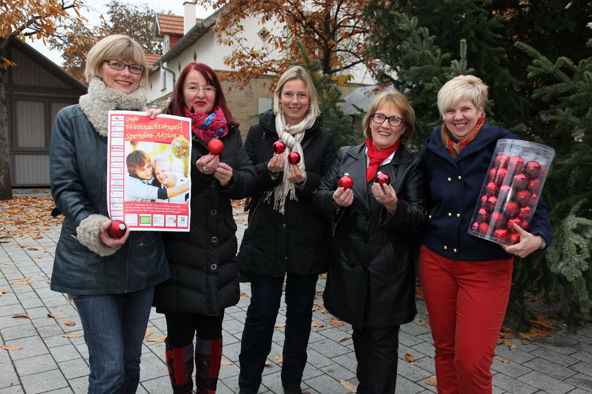 Mit Christbaumkugeln Brücken bauen