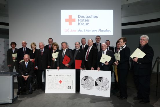 Rotes Kreuz mit Briefmarke und Jubiläumsmünze geehrt