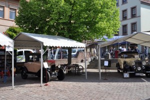 Präsentation der ältesten Fahrzeuge auf dem Marktplatz