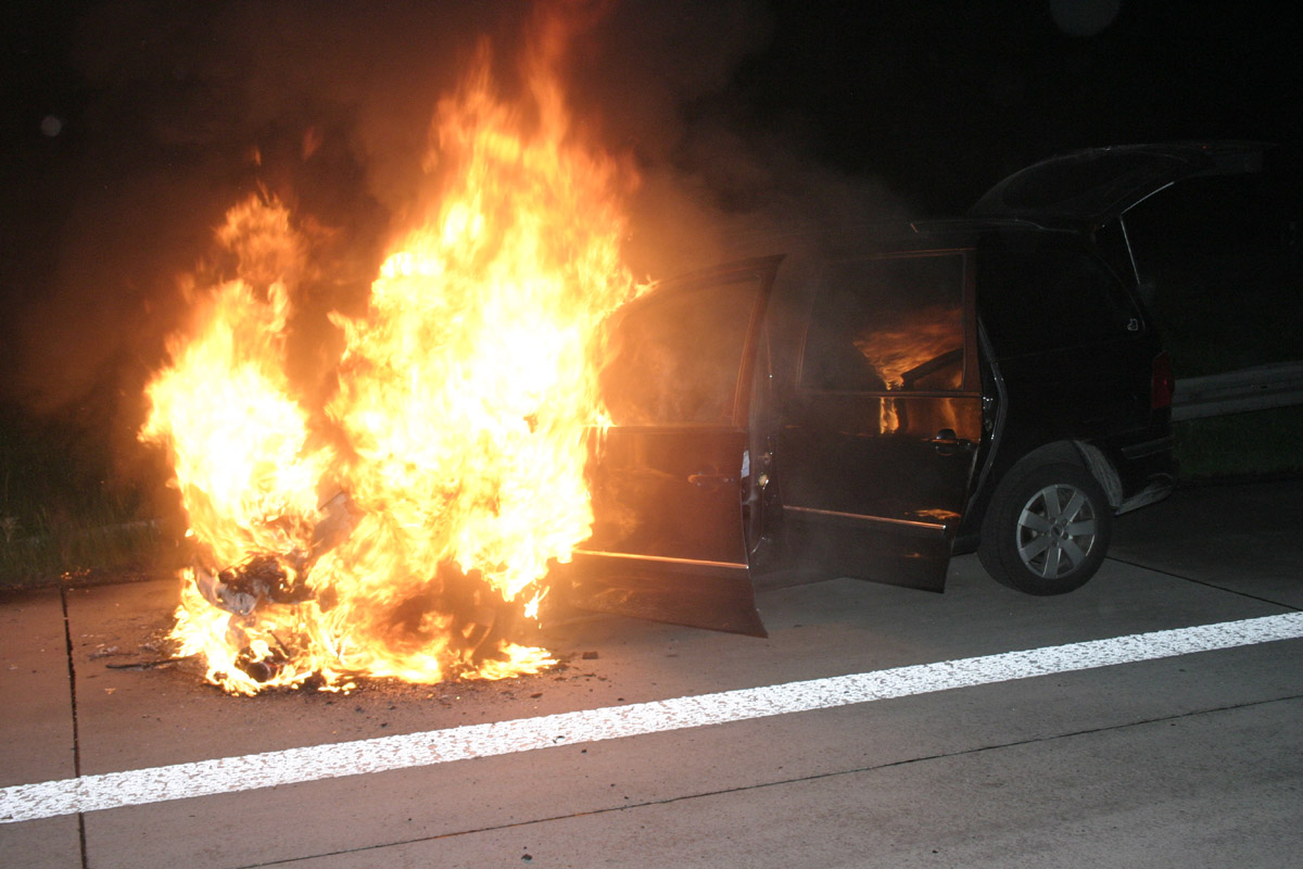 Verheerende Bilder eines Pkw-Brandes