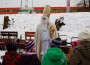Nikolaus kommt mit der Lorenbahn zu den Kindern