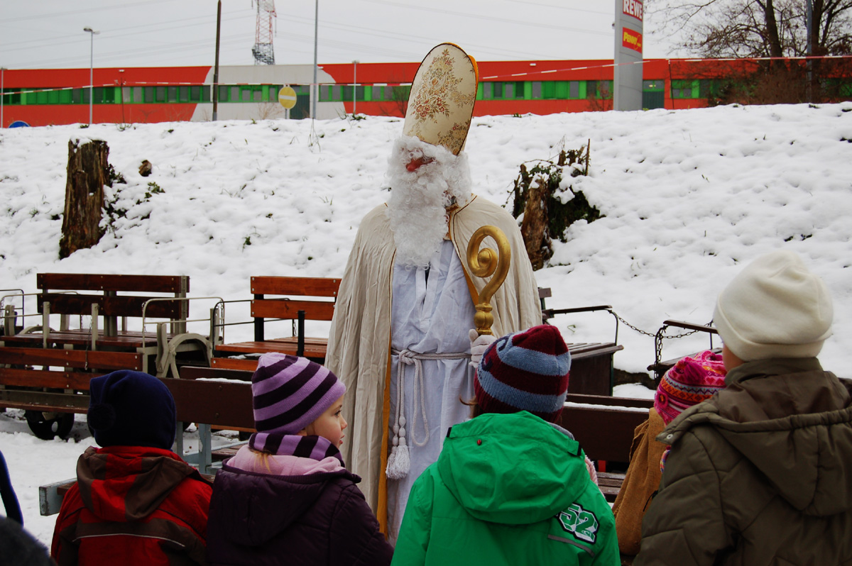 Nikolaus kommt mit der Lorenbahn zu den Kindern