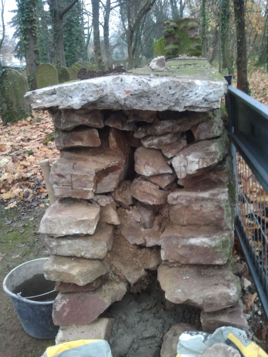 Sanierung eines SandsteinmauerAbschnittes am Jüdischen Friedhof in