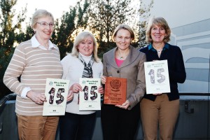  (v.l.n.r.)  Sigrid Tuengerthal, Doris Walter, Bürgermeisterin Christiane Staab und Barbara Diehmstolz. Die Bürgermeisterin zeigt hier das Geschenk aus Traiguen (Foto: Pfeifer)