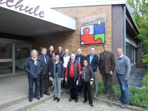  CDU Dielheim und CDU Wiesloch mit Rektor Merz vor der Leimbachtalschule, Dielheim