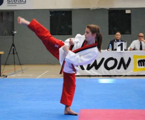 Lea Schweda mit Seitekick