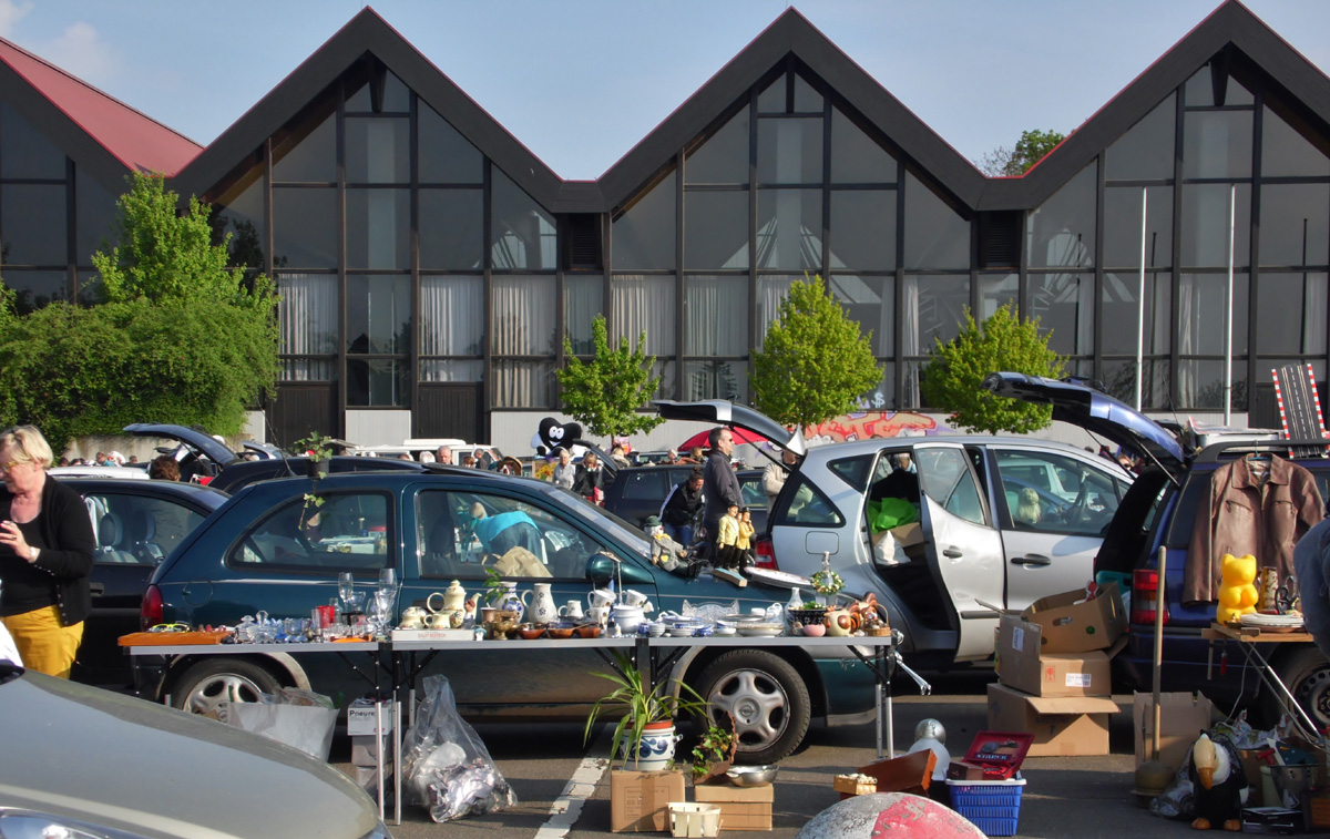 Flohmarkt auf dem Festplatz  am Samstag, 07. April