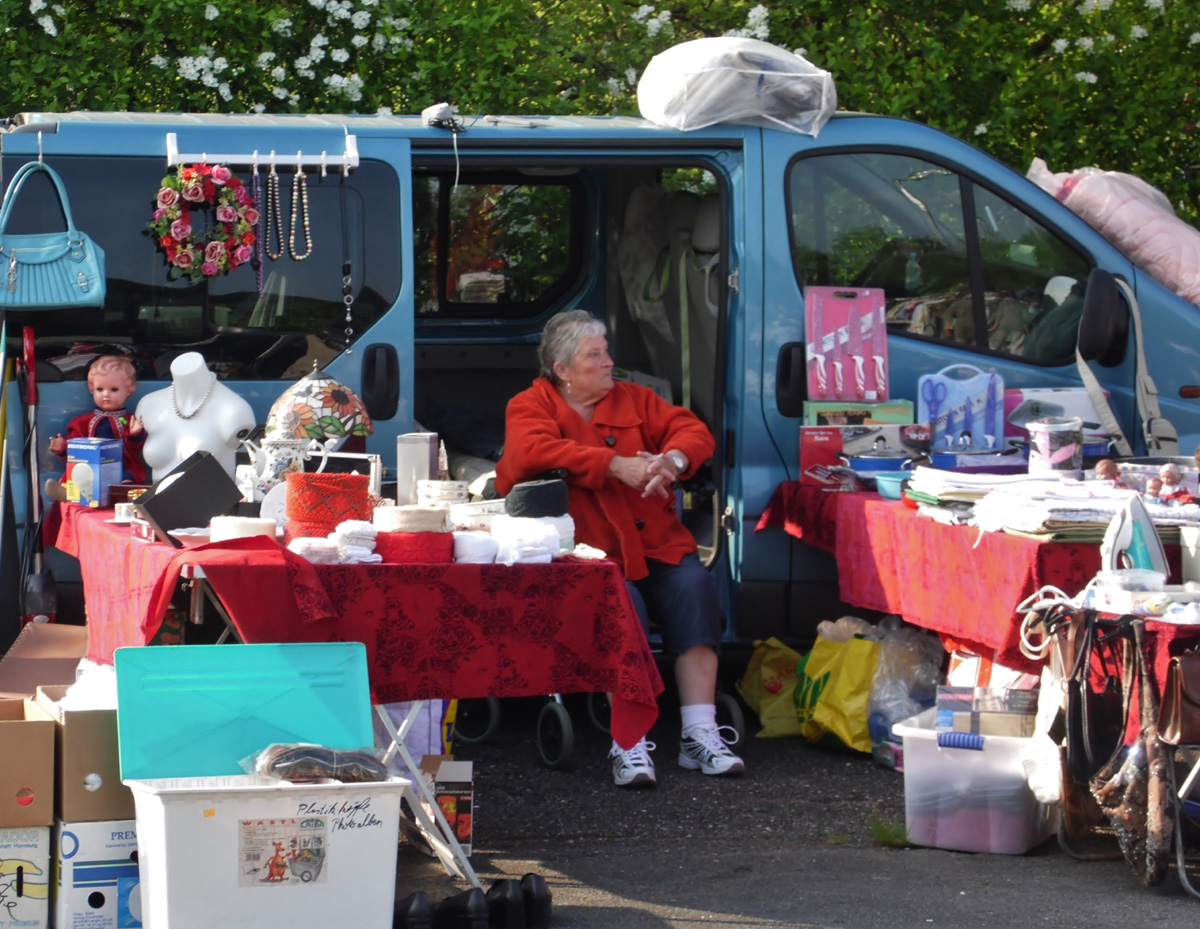 Flohmarkt shopping auf dem Messplatz in Wiesloch