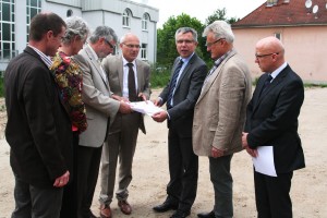 (v.l.n.r.): Ordnungsamtsleiter Stefan Becker, Dezernentin für Recht und Ordnung Irmgard Behler, Oberbürgermeister Franz Schaidhammer, Leiter Eigenbetrieb Bau und Vermögen Jürgen Obländer, Landrat Stefan Dallinger, Vertreter der CDU-Fraktion im Wieslocher Gemeinderat Werner Philipp und Bürgermeister Saue