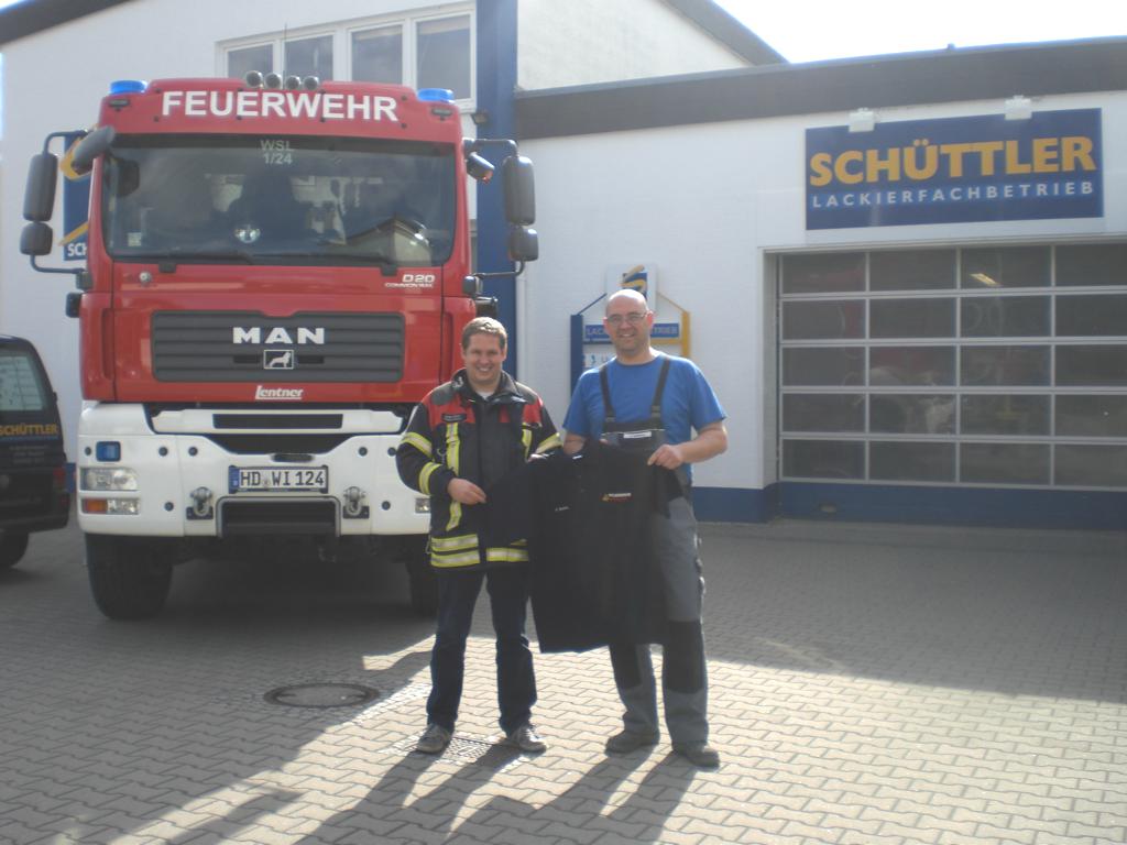 Lackierei Schüttler unterstützt Beschaffung neuer Feuerwehrshirts