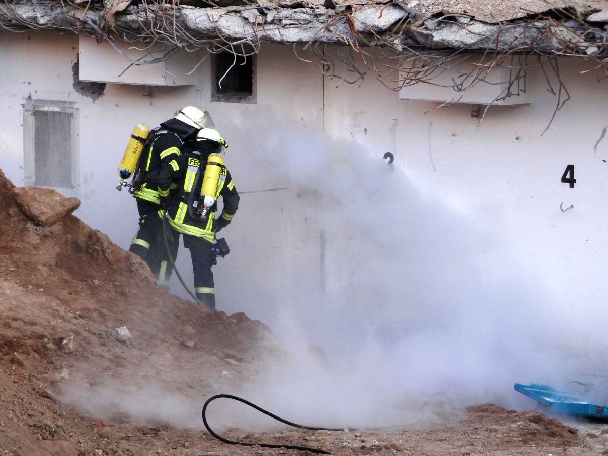 “Versteckter Brand” in Dehnungsfuge – Feuerwehr löschte mit CO2