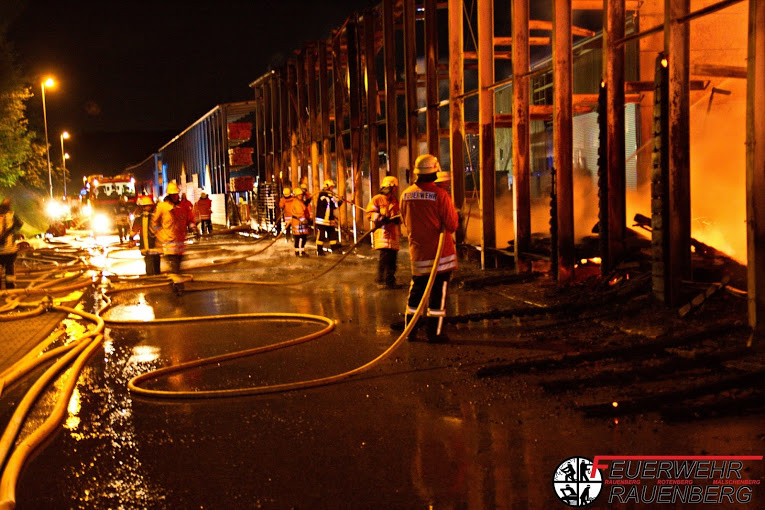 Lagerhallenbrand – Wieslocher Feuerwehr hilft – hier Bilder