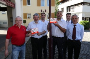 Notruftafeln an Straßenlaternen Präsentieren die neue Notruftafeln: Peter Müller, Leiter der Integrierten Rettungsleitstelle Rhein-Neckar, Franz Schaidhammer, Oberbürgermeister der Stadt Wiesloch, Christian Lohse, Stellv. Leiter der Integrierten Rettungsleitstelle Rhein-Neckar, Willi Parstorfer und Daniel Schneider, EnBW AG, und Matthias Weis, Netze BW GmbH (von links nach rechts).​ Straßenbeleuchtung kombiniert Sicherheit mit schneller Hilfe in Notsituationen: in einem Pilotversuch testen Netze BW und die DRK-Rettungsleitstelle Rhein-Neckar eine neu entstandene Idee. Ein Unfall passiert. Automatisch wählt man die 112, will den Helfern den Unfallort genau beschreiben… Doch wo befindet man sich eigentlich gerade? Dieses Szenario gehört in Wiesloch der Vergangenheit an. Hier wurden an 15 neuralgischen Punkten Notruftafeln mit einer einfachen Nummer an den Masten der Straßenlaternen angebracht. Ruft man dort nun die 112 an, braucht man dem DRK nur noch die Nummer der nächstliegenden Tafel zu nennen. In der Rettungsleitstelle laufen dann sofort die GPS-Daten der Straßenlaterne auf und liefern den Helfern automatisch den genauen Standort, den besten Anfahrtsweg sowie eventuelle Besonderheiten des Einsatzgebiets.   Die Idee für diesen Pilotversuch entstand im Rahmen des Gesamtprojekts „SmartCity Wiesloch“ und wurde gemeinsam von der Stadt Wiesloch, der DRK-Rettungsleitstelle Rhein-Neckar und der Netze BW umgesetzt. „Diese Zusammenarbeit war hervorragend“, so Franz Schaidhammer, Oberbürgermeister von Wiesloch. Am meisten freut ihn die einfache, günstige und nachhaltige Umsetzung: „Wir nutzen nun unsere bereits bestehenden Straßenlaternen nicht nur als sichere Lichtquelle, sondern auch für schnelle Hilfe in der Not.“ Die Netze BW will mit der neuen Kombi-Lösung in Wiesloch noch bis Herbst 2014 Erfahrungen sammeln. Danach soll das System auch in anderen Gemeinden angeboten werden.  