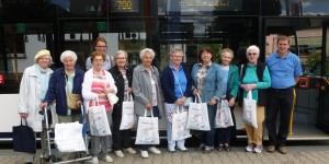 Busfahrer Matthias Waldi von der SWEG und Ruth Weiffen (4.v.l.) haben die Damen wieder sicher und fit nach Walldorf gebracht (Foto: Stadt Walldorf) 