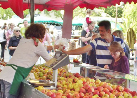 Wieslocher Herbstmarkt lud zum kramen, trödeln, bummeln ein