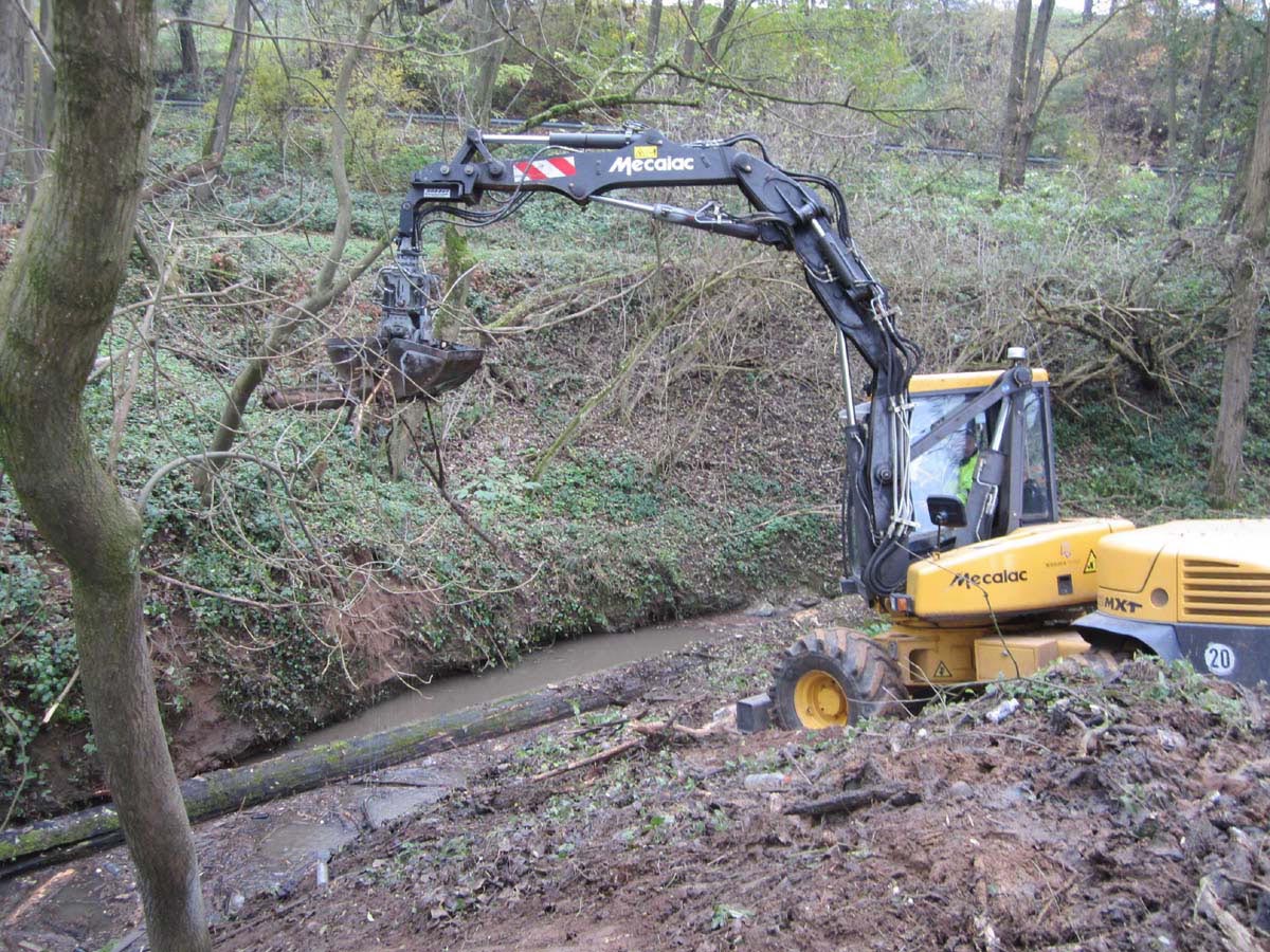 Bauhöfe Dielheim und Wiesloch bei der Gewässerpflege am Gauangelbach