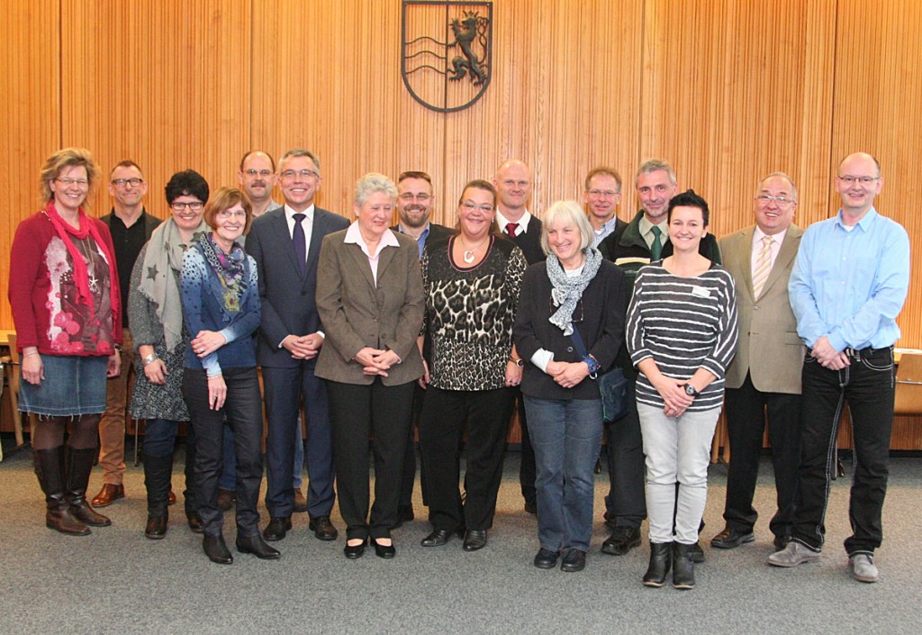 (Foto Silke Hartman – Landratsamt Rhein-Neckar-Kreis): Viele Hände gab es kürzlich für Landrat Stefan Dallinger (6.v.l.) und den Vertreter des Personalrats, Holger Vettermann (rechts), bei der Feier der 25- und 40-jährigen Dienstjubilare im Landratsamt Rhein-Neckar-Kreis zu schütteln. Herzliche Glückwünsche gingen an (v.l.n.r.) Kirsten Schwer, Dr. Ulrich Wehrmann, Anja Pauer, Elke Müller, Frank Rothenbusch, Gabriele Sidar, Thomas Kockskämper, Manuela Schwald, René Klefenz, Dr. Oswinde Bock-Hensley, Jürgen Matz, Gunter Glasbrenner, Kerstin Kutsch und Franz-Josef Becker. 