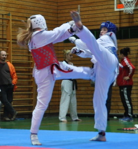 Mara Steinwagner (blaue Kampfweste) mit hoher Beintechnik