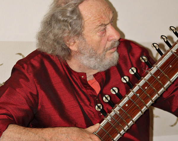 „Sitar trifft Gitarre – Jazz-East meets Jazz-West