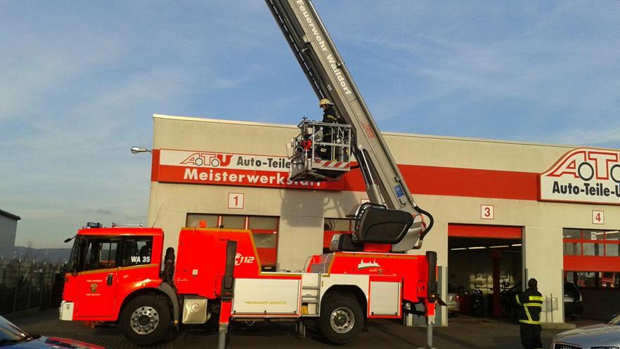 AKTUELL: Brand in einer Autowerkstatt in Walldorf