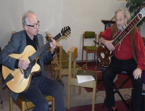 Ost trifft West: Berühmte Jazz Beispiele mit Gitarre & Sitar in einzigartiger Kulisse