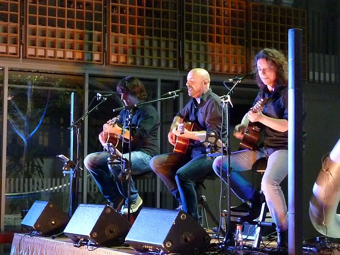 „Drei Gitarren … drei Stimmen“ – Stimmung im Rathaus Walldorf