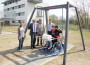 Freude über Rollstuhlschaukel