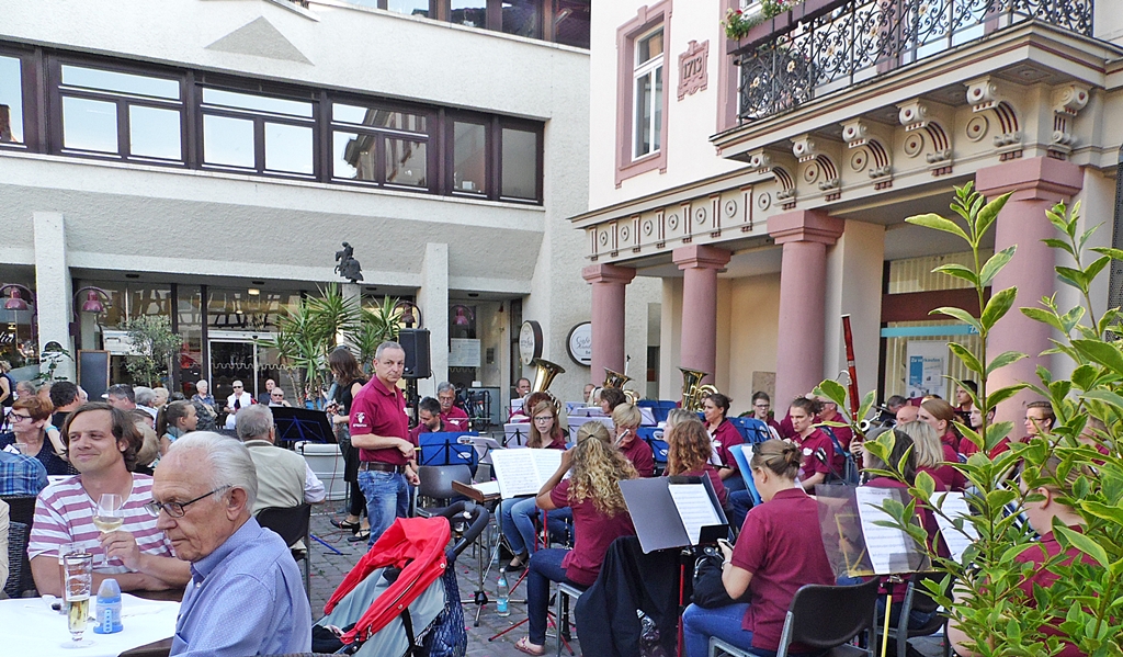 Stadtkapelle Wiesloch spielte auf dem Marktplatz – für Jeden was………