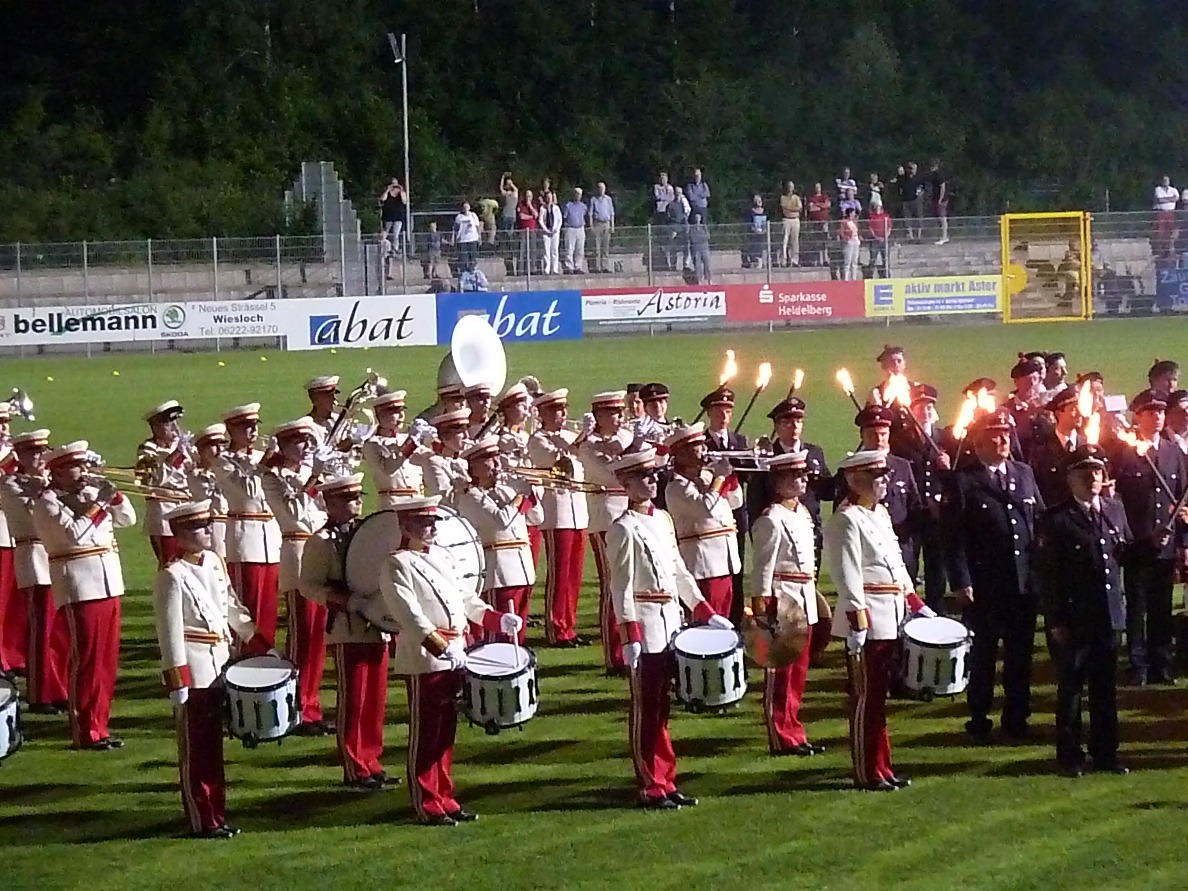 Großer Zapfenstreich beim Musik-Tattoo der Freiwilligen Feuerwehr Walldorf