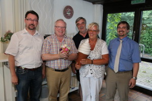 Wiesloch. KG Blau - Weiss JHV 2015 mit Verabschiedung des langjaehrigen Vorsitzenden Manfred Walter. Unser Bild zeigt v.l. Steffen Wolter, Manfred Walter, Sitzungspraesident Reinhold Hirth, Brigitte Heger-Hoefling und Sven Walzel. 20.07.2015 - Helmut Pfeifer.