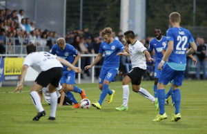 Fussball. Regionalliga Suedwest. Saison 2015-2016. 5. Spieltag. FC Astoria Walldorf - SV Waldhof Mannheim. Timo Kern (FCA Walldorf, mitte) gegen Daniel Di Gregorio (SV Waldhof Mannheim, rechts). 25.08.2015 - Jan A. Pfeifer - 01726290959