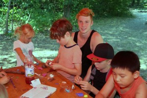 Walldorf. Kinderbetreuung im Urlaub. Mit der Aktion Urlaub ohne Koffer 2015 bei der Grillhuette beim Tierpark. 13.08.2015 - Helmut Pfeifer.