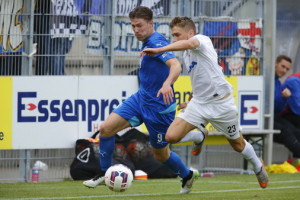 Fussball. Regionalliga Suedwest. Saison 2015-2016. 7. Spieltag. FC Astoria Walldorf - SV Eintracht Trier. Nicolai Gross (FCA Walldorf) gegen Mario Mueller (SV Trier).  05.09.2015 - Jan A. Pfeifer - 01726290959