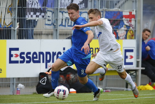 Fussball. Regionalliga Suedwest. Saison 2015-2016. 7. Spieltag. FC Astoria Walldorf - SV Eintracht Trier. Nicolai Gross (FCA Walldorf) gegen Mario Mueller (SV Trier). 05.09.2015 - Jan A. Pfeifer - 01726290959