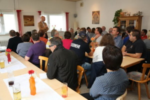 Wiesloch. OB Kandidat Dirk Elkemann beim Weisswurst Fruehstueck in der Gaststaette Kurpfalz. 20.09.2015 - Helmut Pfeifer.