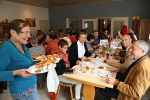 Wiesloch. OB Kandidat Dirk Elkemann beim Weisswurst Fruehstueck in der Gaststaette Kurpfalz. 20.09.2015 - Helmut Pfeifer.