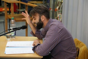 Walldorf. Bastian Schneider der Stipendiat der Stadt Walldorf stellt sich in der Stadtbuecherei vor. 01.10.2015 - Helmut Pfeifer.