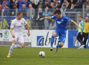 Fussball. Regionalliga Suedwest. Saison 2015-2016. 12. Spieltag. FC Astoria Walldorf - 1. FC Saarbruecken. Nicolai Gross (FCA Walldorf) gegen Daniel Doeringer (1FC). 10.10.2015 - Jan A. Pfeifer - 01726290959