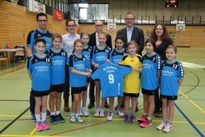 Walldorf. RA Budéus und Renschler Spende an die Handballjugend der SG Astoria - Walldorf Abteilung Handballfrauen. Hinten v.l. Trainer Frank Schulmeister, Christina Hinzmann, Michael Budéus, Matthias Renschler und Cordula Kaltenmaier. 06.12.2015 - Helmut Pfeifer.