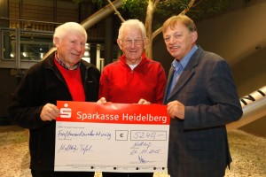 Walldorf. Den Erloes der Veranstaltung Kunst fuer einen guten Zweck im Rathaus Walldorf wurde jetzt an die Walldorfer Tafel uebergeben. Von Links Willi Helmbrecht (Tafel), Gottfried Keim und Hans Klemm (Tafel). 26.11.2015 - Helmut Pfeifer.