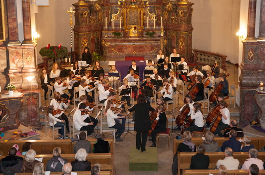 Besinnliche Klänge im Kirchenschiff – Adventskonzert der Musikschule