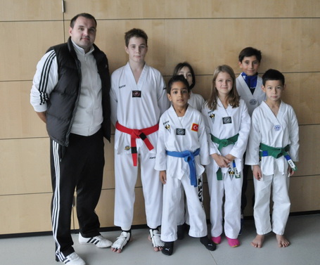 TAE-KWON-DO Team mit Medaillen