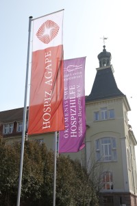 Wiesloch. 5.Jahre Feier und Tag der offenen Tür beim Hospiz AGAPE Wiesloch. Mit Uebergabe der Neuen Fahnen an der HD - Strasse durch den Foerderverein.