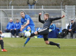 Fussball. Regionalliga Suedwest. Saison 2015-2016. 21. Spieltag. FC Astoria Walldorf - SV Saar 05. Tor zum 1:0 fuer Walldorf durch Marcus Meyer (FCA Walldorf, links). Keine Chance an den Ball zu kommen fuer Kristoffer Krauss (Saar). 05.03.2016 - Jan A. Pfeifer - 01726290959