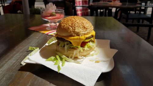 Hamburger in Art der Oehmann Burger, zubereitet von Schalks Imbiss - Sesambrötchen Bäckerei Thiemicke