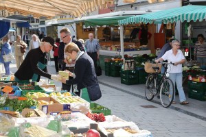 Walldorf. Wochenmarkt auf dem Marktplatz bei der Kath.Kirche.