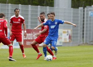 Fussball. Regionalliga Suedwest. Saison 2015-2016. 28. Spieltag. FC Astoria Walldorf - Bahlinger SC. Jonas Kiermeier (FCA Walldorf) gegen Yannick Haeringer (BSC). 16.04.2016 - Jan A. Pfeifer - 01726290959